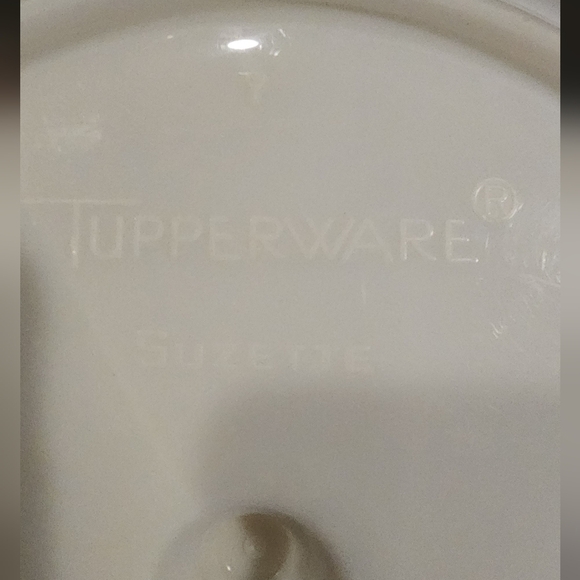 Tupperware Round Plastic Container - Picture 4 of 6